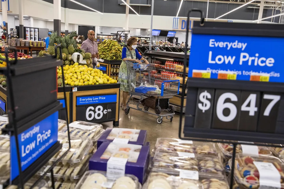 Walmart CFO: Shoppers are hanging in there