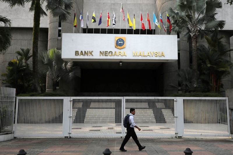 Malaysia cenbank holds rates, likely no change next year