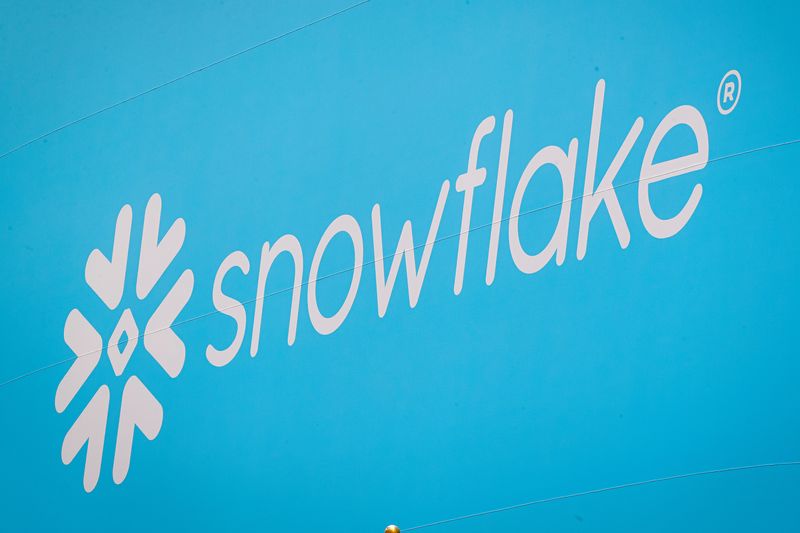 Snowflake lifts product revenue forecast, enters AI deal with Anthropic