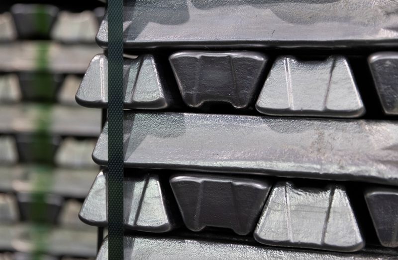 Some Japan buyers agree to 30% higher aluminium premiums for Q1, sources say