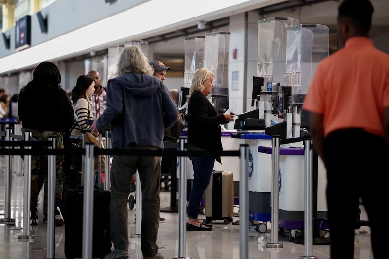 US agency warns extended government shutdown could lead to long lines at airports