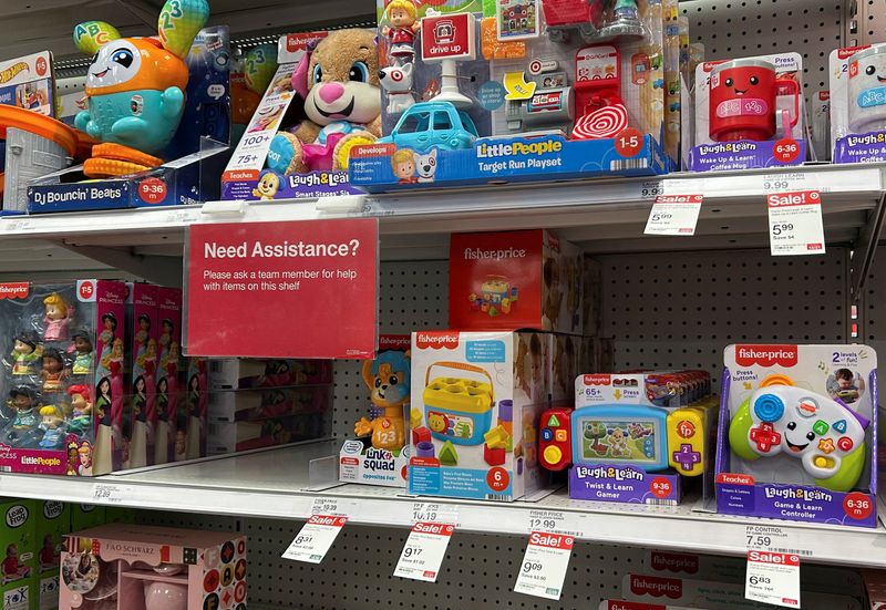 Seeing low-income consumers squeezed, retailers target $10 and under gifts