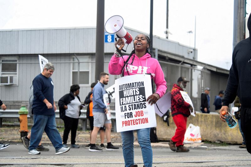 US port labor talks resume with spotlight on automation