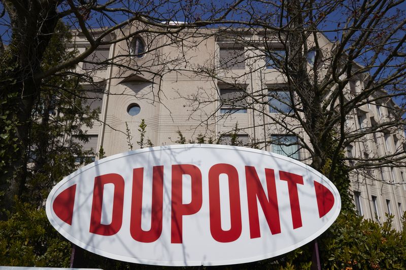 DuPont to no longer separate water business, moves ahead with electronics spinoff