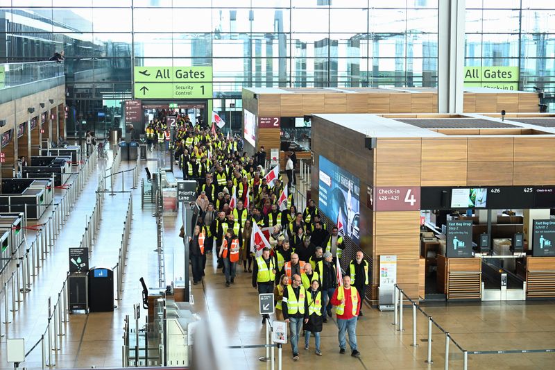 Airport strike to all but freeze German air travel on Monday