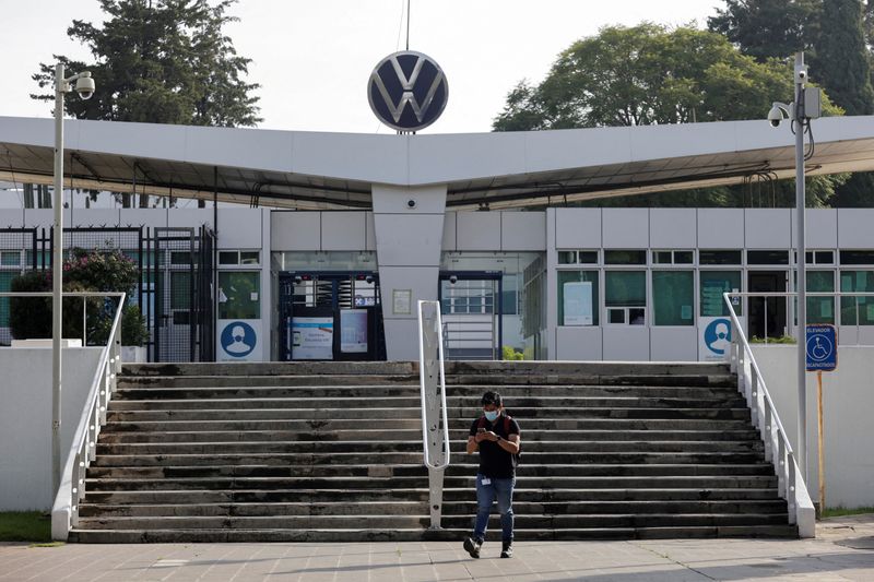 VW readies back-up plans, BMW ready to absorb extra costs as US tariffs loom